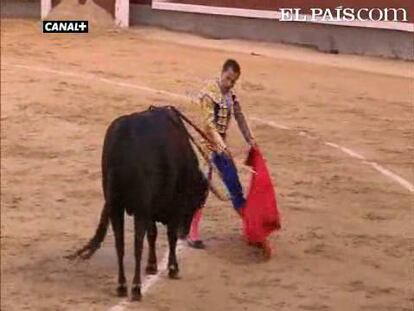Rafaelillo ha firmado una muy seria actuación con el mejor lote de la corrida de Dolores Aguirre, que puso emoción. El diestro murciano perdió la Puerta Grande por la espada y cortó una oreja. Joselillo sufrió una fea voltereta en el sexto, que le propinó una cornada de 20 cm. en la cara interna del muslo derecho. <a href=" http://www.elpais.com/toros/feria-de-san-isidro/"><b>Vídeos de la Feria de San Isidro</b></a>