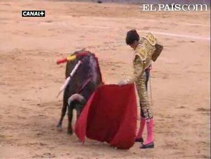 El joven espada salmantino firmó la actuación más importante de la tarde, y obtuvo un trofeo del segundo novillo de Carmen Segovia. Tomasito y Miguel de Pablo fueron silenciados con los utreros de sus respectivos lotes. <a href=" http://www.elpais.com/toros/feria-de-san-isidro/"><b>Vídeos de la Feria de San Isidro</b></a>