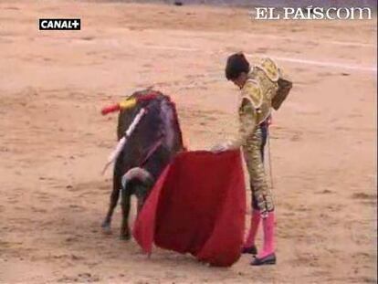 El joven espada salmantino firmó la actuación más importante de la tarde, y obtuvo un trofeo del segundo novillo de Carmen Segovia. Tomasito y Miguel de Pablo fueron silenciados con los utreros de sus respectivos lotes.  <a href=" http://www.elpais.com/toros/feria-de-san-isidro/"><b>Vídeos de la Feria de San Isidro</b></a>