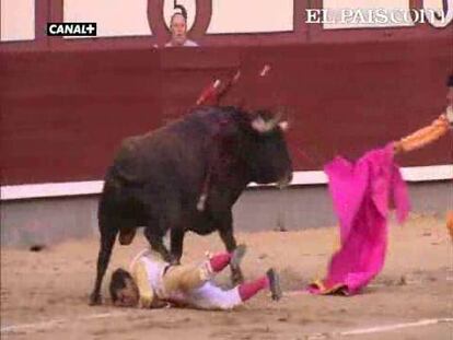 Arturo Macías ha confirmado alternativa en Las Ventas en el 6ª festejo de San Isidro. El mexicano ha venido dispuesto a convencer en su presentación madrileña, a pesar de que sus oponentes no colaboraron. Jiménez y Abellán se fueron de vacío esta tarde, en la que se lidiaron cuatro toros de Martelilla, uno de Navalrosal y otro de Domínguez Camacho de poco juego. <a href=" http://www.elpais.com/toros/feria-de-san-isidro/"><b>Vídeos de la Feria de San Isidro</b></a>