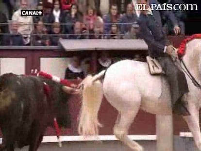 El rejoneador cordobés se ha convertido en el primero en abrir la Puerta Grande de Las Ventas, tras cortar un total de tres orejas. Andy Cartagena y Rui Fernandes también obtuvieron un trofeo cada uno. <a href=" http://www.elpais.com/toros/feria-de-san-isidro/"><b>Vídeos de la Feria de San Isidro</b></a>