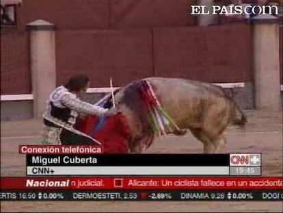El diestro sevillano Julio Aparicio ha recibido esta tarde en Las Ventas una grave cornada cuando se enfrentaba al primer toro de su lote. El torero ha tropezado y el toro le ha embestido con el pitón derecho en la barbilla  <a href=" http://elpais-com.zproxy.org/toros/feria-de-san-isidro/"><b>Vídeos de la Feria de San Isidro</b></a>
