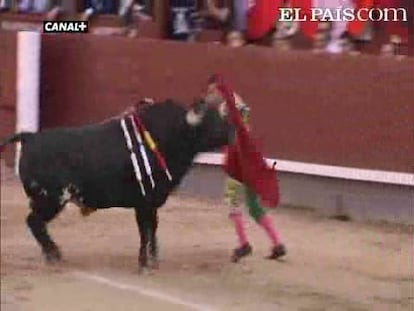 Javier Valverde es el único en recibir una ovación el día de su despedida.- 'El Fundi' y 'Rafaelillo' no tuvieron opciones <a href=" http://www.elpais.com/toros/feria-de-san-isidro/"><b>Vídeos de la Feria de San Isidro</b></a>