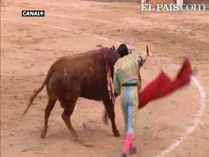 Curro Díaz ha dejado varios detalles en el segundo festejo del Aniversario: trincherazos, pases de la firma, naturales y derechazos que, sin embargo, no formaron una labor compacta. Javier Conde no aprovechó las buenas embestidas del mejor toro de la tarde y Juan Mora contó con el peor lote de los toros de El Vellosino.  <strong><a href="http://www.elpais.com/toros/ferias-taurinas/">Vídeos de la Feria de Aniversario</a></strong>