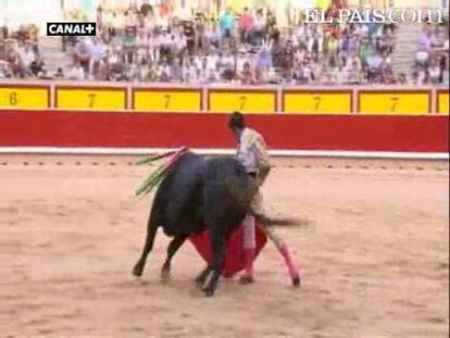 Los debutantes de la primera novillada de la feria de San Fermín de Pamplona dejan buenas sensaciones en la plaza. <a href=" http://www.elpais.com/toros/feria-de-san-fermin/"><b>Vídeos de San Fermín</b></a>