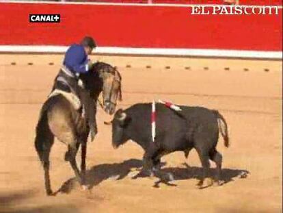 F. Bohórquez, H. de Mendoza y Sergio Galán han salido en hombros tras repartirse siete orejas de distinto peso. La actuación más destacada llegó por parte del navarro con el segundo toro de F. Bohórquez. El encierro adoleció de casta en general. <a href=" http://www.elpais.com/toros/feria-de-san-fermin/"><b>Vídeos de San Fermín</b></a>