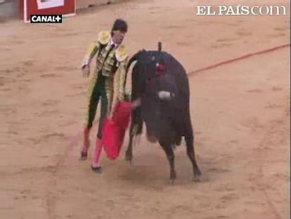 El Juli ha continuado demostrando en Pamplona que ésta es su temporada, al firmar dos importantes faenas y cortar sendas orejas en Pamplona. En el festejo, debutaron la ganadería de Victoriano del Río, que lidió varios toros importantes, y Curro Díaz. El de Linares y Talavante, no tuvieron su tarde.  <a href=" http://www.elpais.com/toros/feria-de-san-fermin/"><b>Vídeos de San Fermín</b></a>