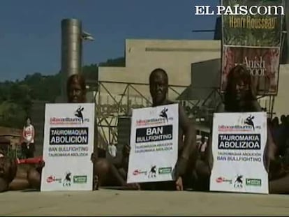 Una manifestación antitaurina ha congregado hoy a decenas de activistas para protestar en contra de las corridas de toros.