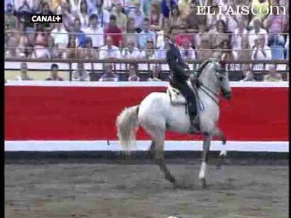 El joven rejoneador Leonardo Hdez. ha cortado una oreja en el primer festejo de la Semana Grande de Bilbao, en la que Hermoso de Mendoza firmó una gran actuación, sin premio, en el quinto de la tarde. Ambos jinetes, que actuaban en mano a mano, se mostraron por encima de la escasa condición de los toros de Ángel Sánchez. <a href=" http://www.elpais.com/toros/feria-de-bilbao/"><b>Vídeos de la Feria de Bilbao</b></a>