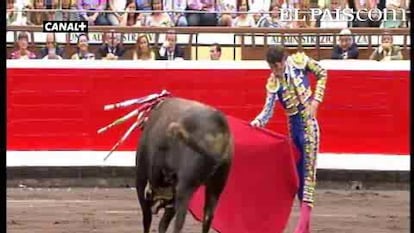 El espada madrileño Sergio Aguilar ha recibido una cornada bajo el mentón en el segundo festejo de las Corridas Generales de Bilbao. Por fortuna, se encuentra fuera de peligro a pesar de tener el paladar con destrozos. Bolívar ha cortado una oreja a una corrida interesante y muy seria de Alcurrucén.  <a href=" http://www.elpais.com/toros/feria-de-bilbao/"><b>Vídeos de la Feria de Bilbao</b></a>