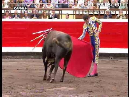 El espada madrileño Sergio Aguilar ha recibido una cornada bajo el mentón en el segundo festejo de las Corridas Generales de Bilbao. Por fortuna, se encuentra fuera de peligro a pesar de tener el paladar con destrozos. Bolívar ha cortado una oreja a una corrida interesante y muy seria de Alcurrucén.  <a href=" http://elpais-com.zproxy.org/toros/feria-de-bilbao/"><b>Vídeos de la Feria de Bilbao</b></a>