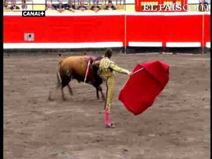El matador de toros Joselito ha triunfado esta tarde en Bilbao como ganadero. Una interesante corrida con el hierro de El Tajo, con tres grandes toros, se ha lidiado en el coso de Vista Alegre. El debutante Leandro a punto estuvo de cortar una oreja, mientras que Morante dejó los detalles más toreros de la tarde. <a href=" http://www.elpais.com/toros/feria-de-bilbao/"><b>Vídeos de la Feria de Bilbao</b></a>