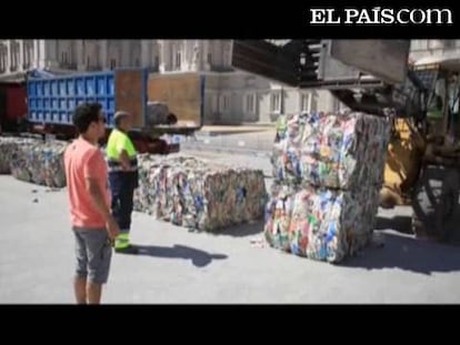 El colectivo Bijari prepara el montaje de una de las atracciones más llamativas de la Noche en Blanco, que se levanta en la Plaza de Oriente.