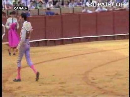 Aburrido primer festejo de la Feria de San Miguel de Sevilla, en el que se lidió un descastado encierro de Novillos de la Plata en una tarde que tuvo un inicio accidentado por las aparatosas volteretas de Martín Núñez y Esaú Fernández