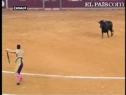 Dos toros buenos hubo en la corrida de Salvador Domecq y los dos los enlotó un Cid, que abrió la puerta grande de Zaragoza, por segunda vez en lo que va de feria. El Fandi y Talavante se marchan sin trofeos. <a href=" http://www.elpais.com/toros/feria-del-pilar/"><b>Vídeos de la Feria del Pilar</b></a>