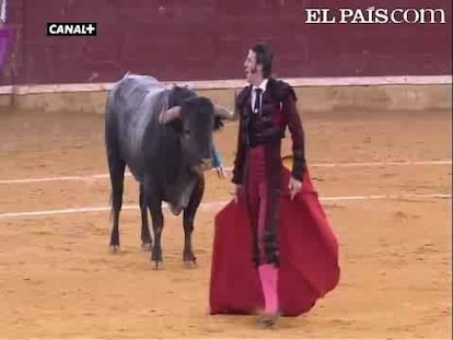 Alberto Álvarez sintió el calor de su tierra y cortó una cariñosa oreja. Fandiño fue premiado con ovaciones a su gran voluntad, mientras que Padilla se mostró muy seguro con las cortas en un descastado festejo que contó con ejemplares de imponente estampa, pero que no permitieron lucimiento. <a href=" http://www.elpais.com/toros/feria-del-pilar/"><b>Vídeos de la Feria del Pilar</b></a>