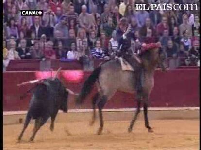 Espectacular corrida de rejones que nos deja una oreja para Leonardo Hernández y la última puerta grande de la temporada con Diego Ventura como protagonista tras cortar tres orejas. <a href=" http://www.elpais.com/toros/feria-del-pilar/"><b>Vídeos de la Feria del Pilar</b></a>