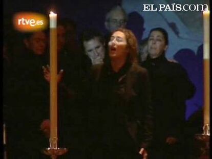 La hija del cantaor Enrique Morente se derrumba en el velatorio de su padre en la capilla ardiente de Granada (Video: <a href="http://www.rtve.es/mediateca/videos/20101215/estrella-morente-canta-a-su-padre-ultimo-homenaje-granada/965420.shtml" target="_blank">RTVE.es</a> )