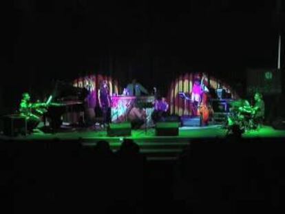 El grupo, de copla con letras de hoy, presenta su primer disco, 'Flores y malas hierbas', en Madrid