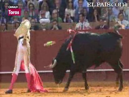 La tarde undécima de la feria de Sevilla no levantó el vuelo a causa de la mansedumbre y la manifiesta invalidez de los toros. La terna de toreros pasó desapercibida entre el aburrimiento del respetable. <a href="http://www.elpais.com/toros/feria-de-abril/"><b>Vídeos de la Feria de Abril</b></a>     