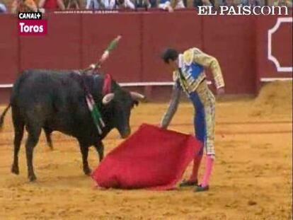 El joven torero sevillano convence con una valiente labor ante un manso de libro. El Cid cortó una oreja tras una actuación cogida con alfileres; Cayetano dio una vuelta al ruedo. <a href="http://www.elpais.com/toros/feria-de-abril/"><b>Vídeos de la Feria de Abril</b></a>