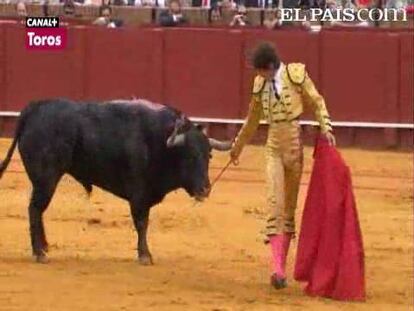 El torero de Alicante corta una oreja y dicta una hermosa lección de temple y buen gusto ante los nobles y blandos toros de Jandilla. -Sebastián Castella y Alejandro Talavante, voluntariosos y valientes, fueron ovacionados<a href="http://www.elpais.com/toros/feria-de-abril/"><b>Vídeos de la Feria de Abril</b></a>