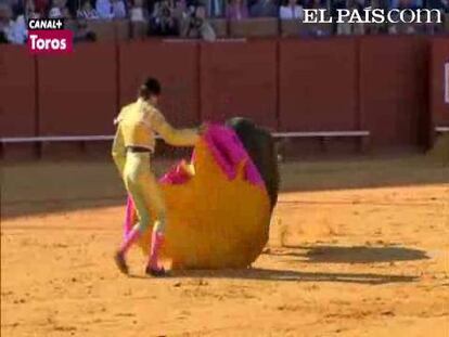 El diestro resultó cogido en la pierna derecha cuando muleteaba al quinto de la tarde. Los toros mansos y descastados de Manolo González impidieron el lucimiento de la terna. Juan Mora quedó inédito, y El Fandi volvió a lucirse en banderillas. <a href="http://www.elpais.com/toros/feria-de-abril/"><b>Vídeos de la Feria de Abril</b></a>