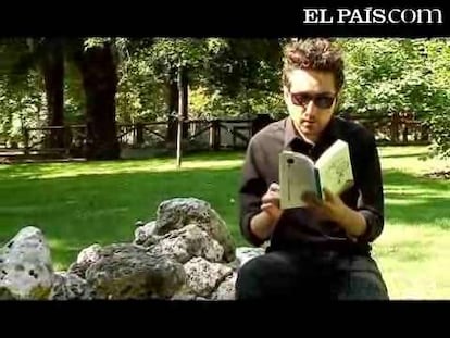 El escritor argentino recuerda cuál fue la novela que lo sacó del mundo dictatorial de su país. Se une así a la pregunta de ¿Cuál fue el libro que te conquistó para la lectura?, contestada ya por unos 200 lectores y 11 escritores. <strong><a href="http://blogs.elpais.com/papeles-perdidos/feria-del-libro/">La Feria del Libro en el Blog de Papeles Perdidos</a></strong>  