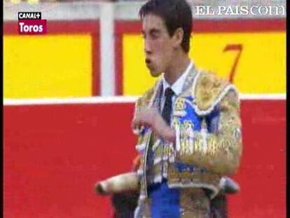 En el primer festejo de abono y con nobles novillos de El Parralejo, aplausos para Jiménez Fortes, y silencio para Sergio Flores y López Simón. <a href=" http://www.elpais.com/toros/feria-de-san-fermin/"><b>Vídeos de San Fermín</b></a>