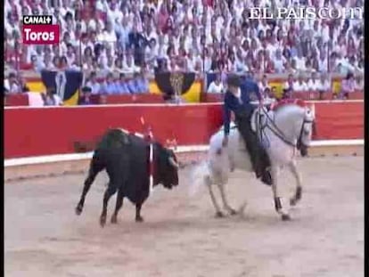 Corrida de rejones en la Feria de San Fermín con toros de San Mateo para Pablo Hermoso de Mendoza, Sergio Galán y Roberto Armendariz. <a href=" http://www.elpais.com/toros/feria-de-san-fermin/"><b>Vídeos de San Fermín</b></a>