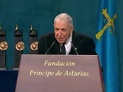 Leonard Cohen, durante su discurso por el Príncipe de Asturias, en 2011.