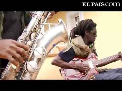 El músico senegalés interpreta 'M?bedemi', una versión del clásico cubano 'El callejero', 'Il n'est jamais trop tard'
