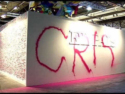 Intervención del artista Neko en el 'stand' de EL PAÍS en Arco