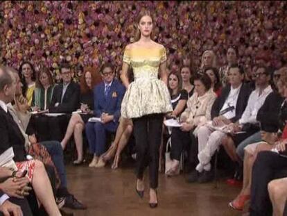 Raf Simons exhibe valentía en su estreno en Dior