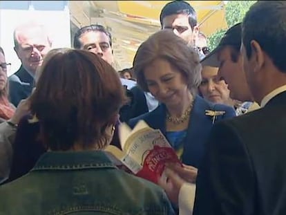 Reina y autora en la Feria