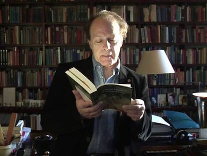 Javier Marías lê o começo de 'Así empieza lo malo'.