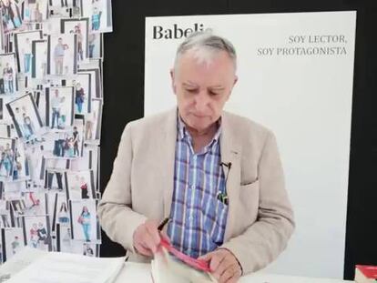 Rafael Chirbes en el estand de Babelia.