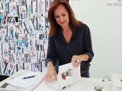 María Dueñas firma en vídeo su última novela para lectores de EL PAÍS