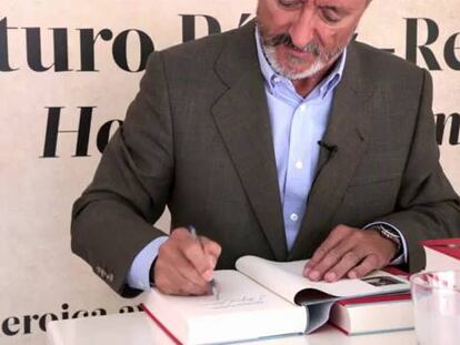 Pérez-Reverte firma en vídeo su última novela para lectores de EL PAÍS