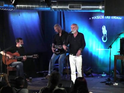 Javier Krahe interpreta 'Diente de ajo' en A pousada das ánimas, en la localidad coruñesa de Boiro. Fue su último concierto.