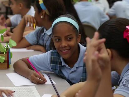 Un grupo de escolares recibe un taller de periodismo, en San Juan de Puerto Rico.