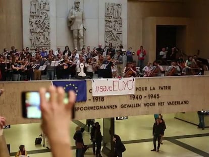Miembros de la Joven Orquesta Europea interpretan el 'Himno de la alegría' en la Estación Central de Bruselas, este viernes, en señal de protesta por su desaparición.