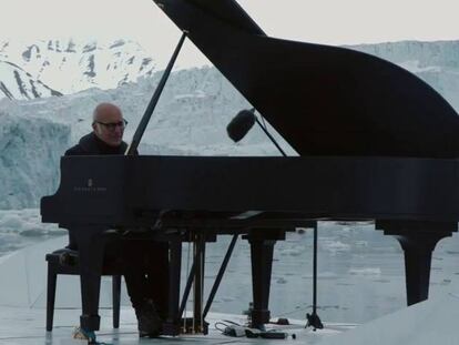 Ludovico Einaudi actúa en el océano Ártico.