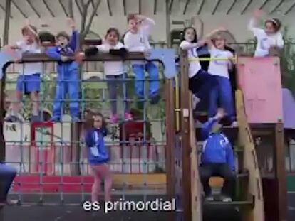 Un grupo de niños emociona a Gloria Gaynor al cantar ‘I will survive’ en favor de la enseñanza pública