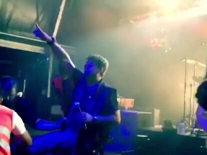 Antonio Orozco se fractura el tobillo durante un concierto y sigue cantando