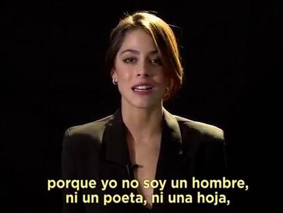 Tini Stoessel, la actriz que encarnó a Violetta, recita 'Poema doble del lago Edén'.