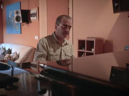 Víctor Reyes interpreta el tema de 'El infiltrado' para EL PAÍS.