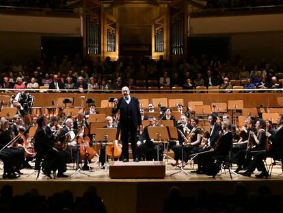 Miguel Rellán apaga los móviles en el Auditorio Nacional