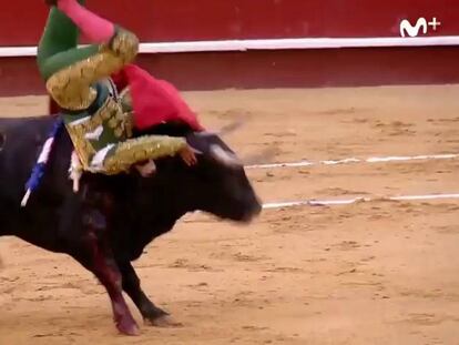 El torero Juan José Padilla, cogido por 'Hortensia', ayer en la Feria de Fallas, en Valencia. En el vídeo, el resumen de la corrida de toros.