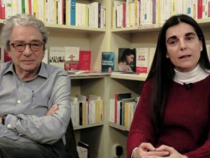 Alejandro Sierra, editor de Trotta, y Charo de Pablos, responsable de la librería Pasajes.